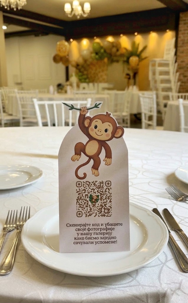 EventQR kartica sa QR kodom na svečanom stolu za rođendan